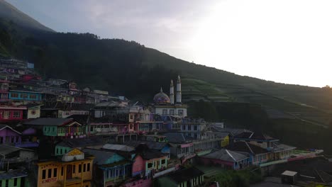 Vista-Aérea-De-Nepal-Van-Java-En-La-Ladera-De-La-Montaña-Sumergida-En-La-Mañana-Antes-De-Que-Salga-El-Sol