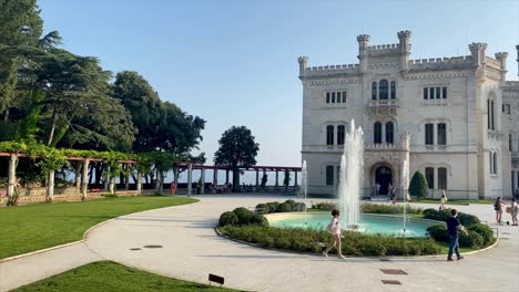 Timelapse-En-Movimiento-Del-Castillo-De-Miramare-En-Italia