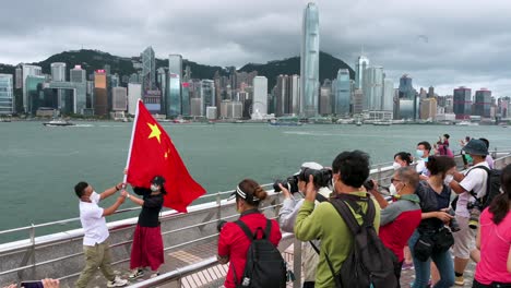 Un-Partidario-De-China-Sostiene-Una-Bandera-China-En-El-Puerto-De-Victoria-Durante-El-Aniversario-Del-Establecimiento-De-La-Región-Administrativa-Especial-De-Hong-Kong-De-La-República-Popular-China.