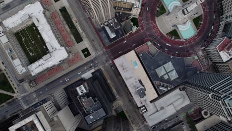 Drone-En-El-Centro-De-Indianapolis,-Círculo-Del-Monumento-De-Indiana