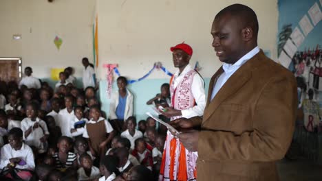 El-Director-De-La-Escuela-Con-Traje-Marrón-Se-Dirige-A-Los-Estudiantes-En-Kalabo,-Zambia.