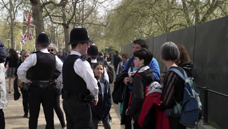 4-De-Mayo-De-2023:-Agentes-De-La-Policía-Metropolitana-De-Londres-Hablando-Con-Turistas-En-El-Centro-Comercial-Durante-La-Preparación-De-La-Ceremonia-De-Coronación-Del-Rey-Carlos