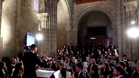 Director-De-Música-Y-Banda-Tocando-En-Una-Iglesia-Con-Arcos-Góticos