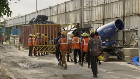 Baustelle-Neu-Delhi,-Indien,-Arbeiter-Checken-Ein