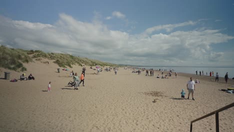 Viele-Familien-Genießen-Schönes-Wetter-An-Einem-Schottischen-Strand