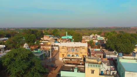 Eine-Luftaufnahme-Eines-Dorfes-In-Indien-Mit-Einer-Einzigartigen-Vesara--Oder-Gemischten-Architektur