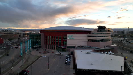 Vista-Aérea-Crepuscular-Del-Estadio-De-Béisbol-En-Denver-Colorado,-Tiro-En-Arco