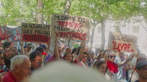 April-25th-parade-at-Avenida-da-Liberdade,-Lisbon,-medium-shot