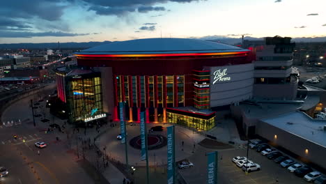 Dämmerungsluftrückzug-Der-Ballarena-In-Denver,-Farbenfrohe-Beleuchtung-An-Der-Außenseite