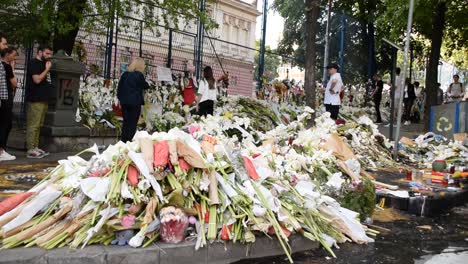 Gente-Caminando-Junto-Al-Homenaje-De-Flores-Después-Del-Tiroteo-En-La-Escuela-En-Belgrado,-Serbia.