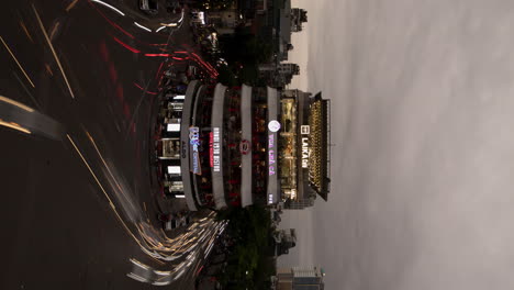 Edificio-Icónico-De-Hanoi-Plaza-Dong-Kinh-Nghia-Thuc-Lapso-De-Tiempo-De-Tráfico-Luces-Nocturnas-Santo-Grial