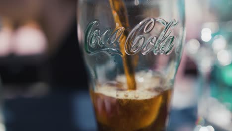 Ein-Glas-Coca-Cola-Auffüllen.-Zeitlupe