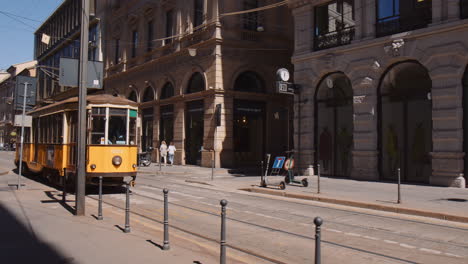 Tranvía-Amarillo-En-El-Antiguo-Tranvía-De-La-Ciudad-De-Milán-En-Italia-A-La-Luz-Del-Día