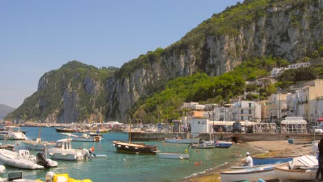 Vista-De-Marina-Grande,-El-Puerto-Principal-De-La-Isla-De-Capri-En-Italia---Panorámica