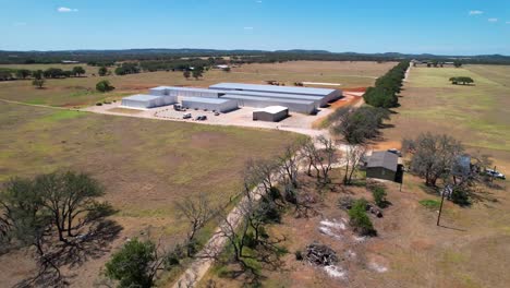 Luftaufnahmen-Des-WineCub-Gebäudes-In-Stonewall,-Texas