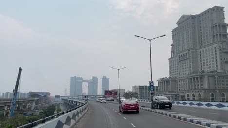 POV-Aufnahme-Der-Maa-Überführung-Mit-Blick-Auf-Die-Atmosphäre-Und-Das-ITC-Royal-Bengal