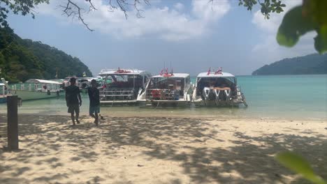 Touristische-Schnellboote-Vertäut-Am-Strand-Einer-Tropischen-Insel