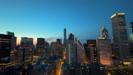 Pan-Del-Centro-De-Chicago-Desde-El-Rascacielos,-Noche,-Anochecer.