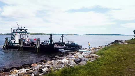 Descarga-De-Camiones-Desde-El-Ferry-De-Transporte-De-La-Isla-En-Portland,-Maine