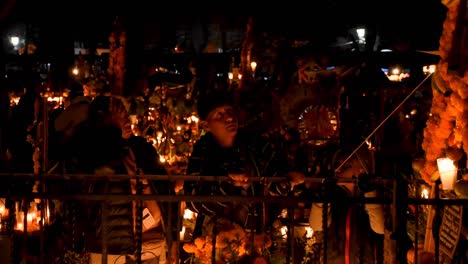 Familia-Reunida-En-Un-Cementerio-Durante-El-Día-De-Los-Muertos-En-Pátzcuaro,-Michoacán,-México