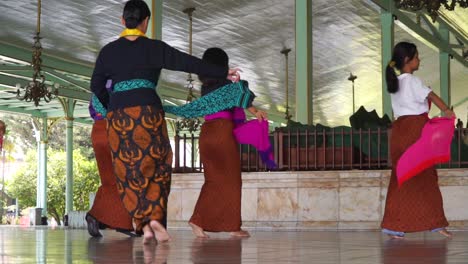 Elegante-Actuación-De-Bailarina-Tradicional-Clásica-En-El-Suelo