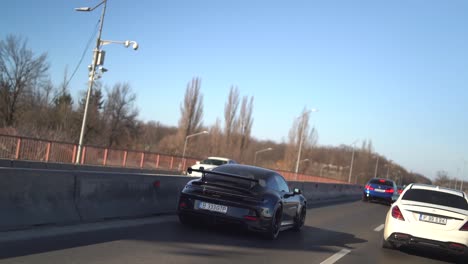 Cámara-Lenta-Porsche-Gt-Navegando-Por-La-Carretera