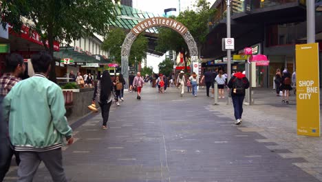 Punto-De-Vista,-Recorrido-A-Través-De-Una-Toma-Que-Captura-El-Bullicioso-Centro-Comercial-De-Queen-Street,-Emblemática-Zona-Comercial-Peatonal-En-Brisbane-City-CBD,-Distrito-Central-De-Negocios,-Queensland,-Australia