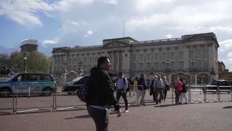 Tourist-Besucht-Den-Buckingham-Palace-Tage-Nach-Der-Krönung-Von-Karl-III.-Und-Camilla-Im-Jahr-2023