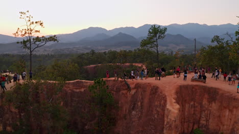 Atemberaubende-Luftaufnahme,-Die-Bei-Sonnenuntergang-In-Thailand-über-Die-Pai-schlucht-Fliegt