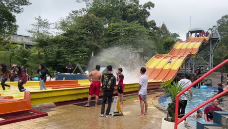 Tourist-Genießt-Große-Wasserrutschfahrt-Im-Wasserpark