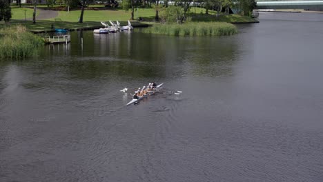 Gruppe-Von-Menschen,-Die-Ein-Ruderboot-Im-Fluss-Torrens,-Adelaide,-Südaustralien,-Rudern