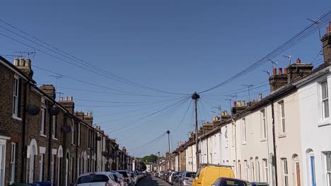 Calle-Residencial-Del-Sudeste-Británico-Con-Coches-Estacionados