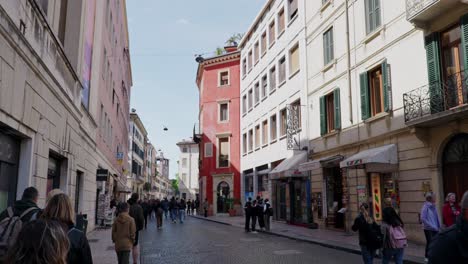 Los-Lugareños-Y-Los-Turistas-En-La-Bulliciosa-Calle-De-Verona,-Véneto,-Italia