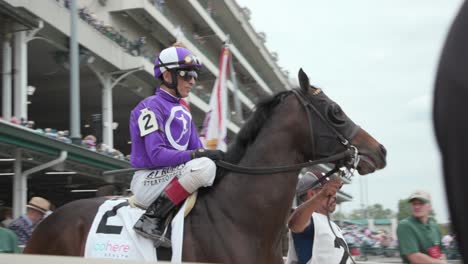 Jinetes-Entrando-En-Pista-En-Churchill-Downs