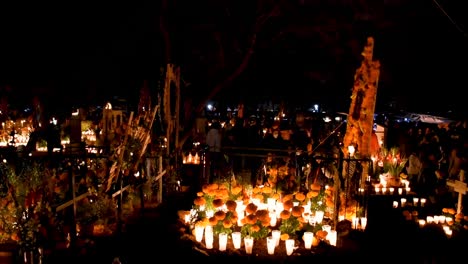 Decoración-En-Un-Cementerio-Mexicano-El-Día-De-Los-Muertos--Cementerio-De-Tzintzuntzan-En-Michoacán-México,-Uno-De-Los-Más-Representativos-Para-Celebrar-El-Día-De-Muertos