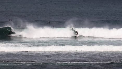 Erfahrene-Surfer-Nehmen-Am-Surfers-Point-Am-Margaret-River-Große-Wellen-In-Angriff