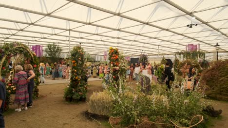 Panorámica-Sobre-La-Exhibición-De-Floristería-En-El-Chelsea-Flower-Show.