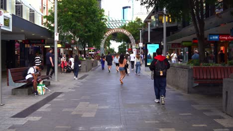 Camine-A-Través-De-Una-Toma-Que-Captura-El-Concurrido-Centro-Comercial-Queen-Street,-Popular-Zona-Comercial-Peatonal-En-El-Centro-De-La-Ciudad-De-Brisbane,-Distrito-Central-De-Negocios,-Queensland,-Australia