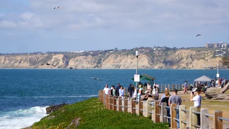 Gente-Caminando-En-El-Pintoresco-Parque-La-Jolla-En-San-Diego,-California,-Con-Vista-Al-Agua