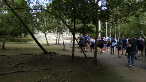 Turistas-Que-Visitan-Chacchoben,-Sitio-Arqueológico-Maya,-Quintana-Roo,-México