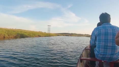 Turista-Sentado-En-Un-Barco-Tradicional-De-Madera-Corriendo-En-El-Río,-El-Vídeo-De-Aguas-Claras-Se-Toma-En-El-Río-Umtong-Dawki-Meghalaya-India-El-9-De-Febrero-De-2023