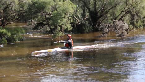 Solo-Competidor-De-Kayak-En-La-Carrera-De-Botes-Avon-Descent,-Cerca-De-Perth