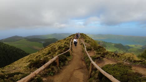 Sao-Miguel,-Portugal,-30-De-Marzo-De-2023:-Turistas-Caminando-Por-El-Camino-De-La-Ventana-Del-Infierno-En-Sao-Miguel,-Azores