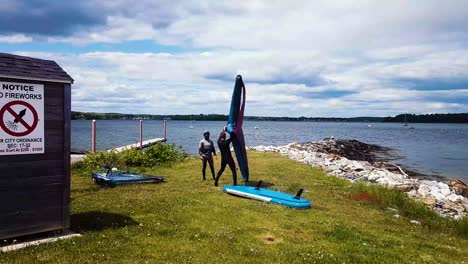 Instructor-Enseñando-A-Un-Estudiante-A-Hacer-Windsurf-En-Portland,-Maine