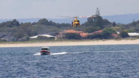 RAC-Rettungshubschrauber-Jagt-Küstenwachenboot-Während-Trainingsübungen,-Busselton