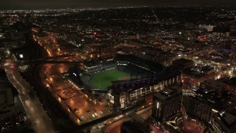 Toma-Aérea-Alta-Del-Estadio-Mlb-De-Los-Colorado-Rockies-Por-La-Noche