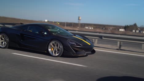 Hombre-En-Un-Auto-Deportivo-Mclaren-Conduciendo-Por-Una-Carretera---Cámara-Lenta