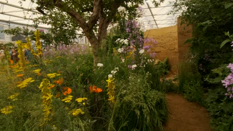 Panorámica-Desde-Un-Pequeño-Sendero-Del-Jardín-Para-Revelar-La-Exposición-Floral-De-Chelsea