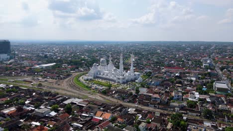 Vista-Panorámica-De-La-Gran-Mezquita-Sheikh-Zayed-Y-La-Ciudad-De-Solo-En-Java,-Indonesia-Central