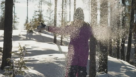 Cámara-Lenta-De-Una-Joven-Bonita-Que-Desaparece-Detrás-De-Un-Puñado-De-Nieve-Arrojada